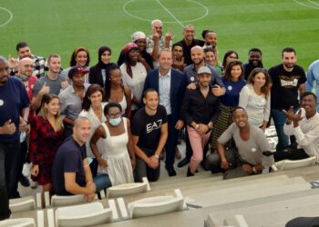 Thibaut Guilluy, haut commissaire à l'emploi et à l'engagement des entreprises, en compagnie de la promotion 2021 des Déterminés, au stade Vélodrome