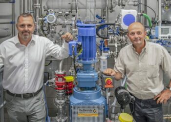 Michel Féraud (à gauche), le P-dg de Provepharm aux côtés de son directeur d'usine à Chateau-Gombert en 2019 (Crédit RM)