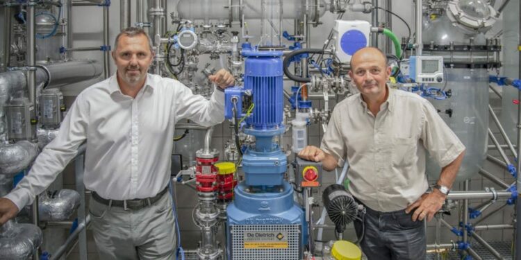 Michel Féraud (à gauche), le P-dg de Provepharm aux côtés de son directeur d'usine à Chateau-Gombert en 2019 (Crédit RM)