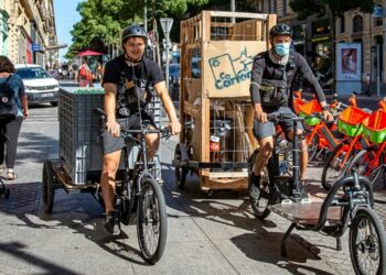 A bord de leur vélo-cargo, Théo (Agile en ville) et Enzo (indépendant) récupèrent trois fois par semaine les déchets chez une vingtaine de commerçants du quartier (crédit : JYD / Gomet')