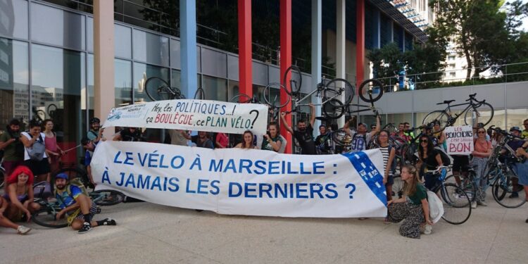 La Vélorution samedi 23 septembre emmenée par les associations Alternatiba, Action Non-Violente COP21 et le Réseau Action Climat et soutenue par le Pacte pour la Transition, Greenpeace, FUB, Amis de la Terre et le Secours Catholique. (Crédit @AlternatibaMar)