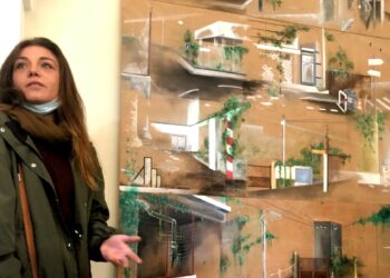 Laurane Gourdon Fahrni devant son oeuvre Mosaïque exposée au Cloître (Crédit Gomet'/JFE)