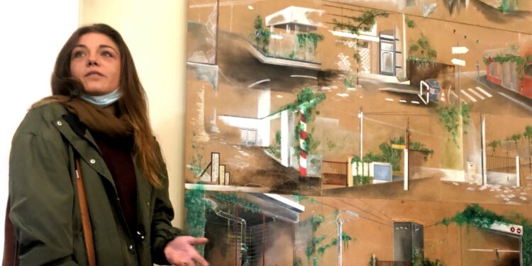 Laurane Gourdon Fahrni devant son oeuvre Mosaïque exposée au Cloître (Crédit Gomet'/JFE)