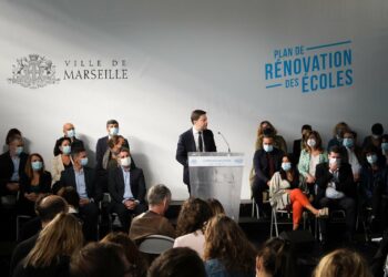 Entouré de la quasi-totalité de l'exécutif municipal, Benoît Payan lève le voile sur le Plan Écoles