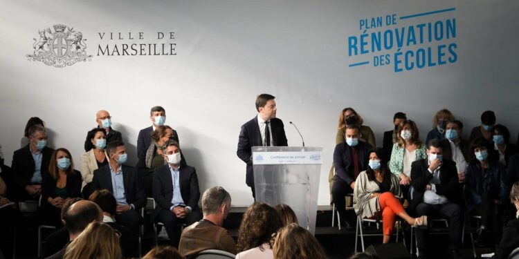 Entouré de la quasi-totalité de l'exécutif municipal, Benoît Payan lève le voile sur le Plan Écoles