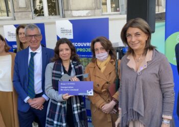 Martine Vassal a symboliuement remis la clé du Cours Lieutaud aux représentants de la mairie de Marseille (Crédit RM)