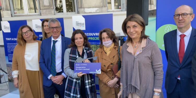 Martine Vassal a symboliuement remis la clé du Cours Lieutaud aux représentants de la mairie de Marseille (Crédit RM)