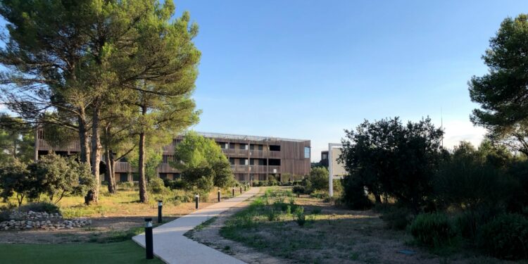 L'hôtel de thecamp est situé à l'entrée du campus aixois (Crédit Gomet'/JFE).