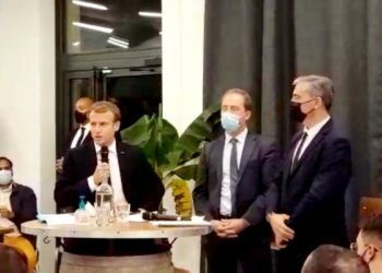 Emmanuel Macron avec Thibaut Guiluy, haut commissaire à l'emploi et le préfet chargé du plan Marseille en Grand, Laurent Carrié (Crédit DR)