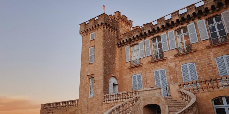 Le parc d'attractions provençal Rocher Mistral au château de La Barben pourrait bientôt perdre le soutien de la Région Sud (Crédit DR)