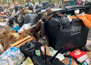 Certains quartiers de Marseille, comme La Plaine, n'ont pas été correctement nettoyés depuis le 23 septembre