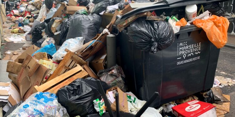 Certains quartiers de Marseille, comme La Plaine, n'ont pas été correctement nettoyés depuis le 23 septembre