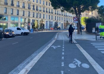 Piste cyclable rue Henri Barbusse dans le 1er arrondissement de Marseille (Crédit Gomet'/MG)