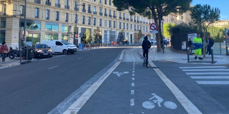 Piste cyclable rue Henri Barbusse dans le 1er arrondissement de Marseille (Crédit Gomet'/MG)