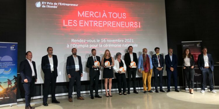 Les lauréats et les partenaires du prix EY Entrepreneur de l'année 2021 réunis à thecamp le mardi 28 septembre (Crédit Gomet'/JFE).