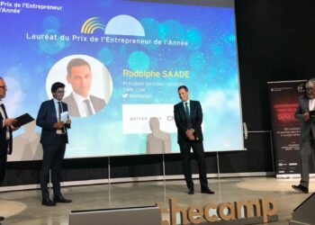 Rodolphe Saadé au centre lors de la remise du prix Entrepreneur de l'année EY (Crédit Gomet'/JFE)