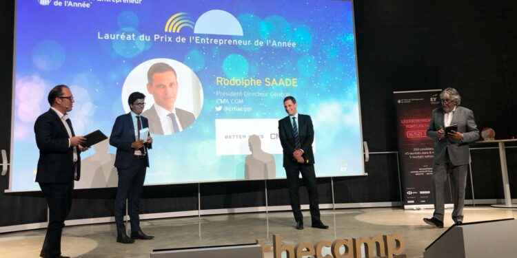 Rodolphe Saadé au centre lors de la remise du prix Entrepreneur de l'année EY (Crédit Gomet'/JFE)