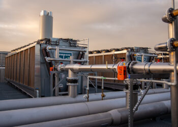 Sur le toit de la nouvelle centrale thermo-frigorifique de l'Aéroport Marseille Provence (Crédit : JYD)