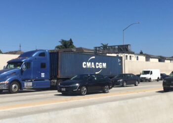 Un conteneur CMA CGM sur une autoroute de Los Angeles (Crédit Gomet'/JFE)