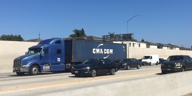 Un conteneur CMA CGM sur une autoroute de Los Angeles (Crédit Gomet'/JFE)