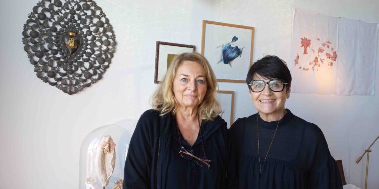 L'artiste Edith Laplane (à gauche) et Elizabeth Chambon, commissaire de l'exposition Edith Laplane et Elizabeth Chambon