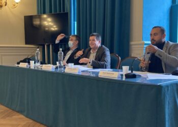 Le président du groupe majoritaire, Joël Canicave (au centre) a présenté le prochain conseil municipal de Marseille aux côtés de Laurent Lhardit, l'adjoint à l'économie (à gauche) et Hedi Ramdane, l'adjoint à la jeunesse (Crédit RM)