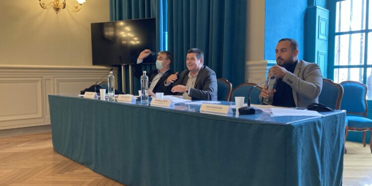 Le président du groupe majoritaire, Joël Canicave (au centre) a présenté le prochain conseil municipal de Marseille aux côtés de Laurent Lhardit, l'adjoint à l'économie (à gauche) et Hedi Ramdane, l'adjoint à la jeunesse (Crédit RM)