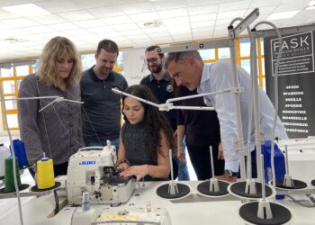 Sandrine (à gauche), la maître professionnelle, Jocelyn Meire le président et une élève (Crédit : MG/Gomet')