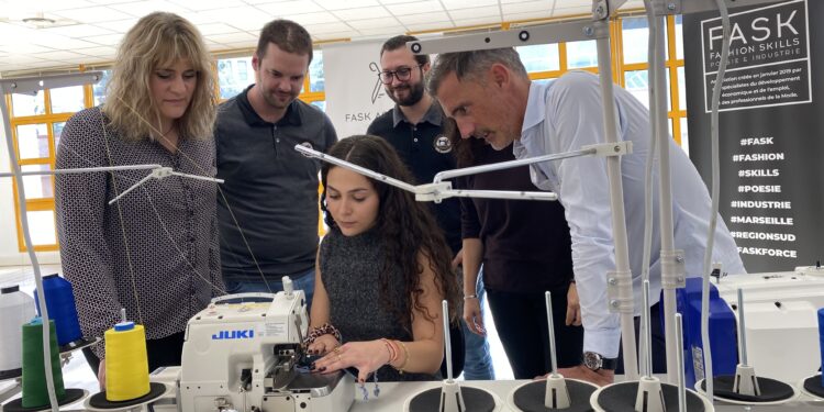 Sandrine (à gauche), la maître professionnelle, Jocelyn Meire le président et une élève (Crédit : MG/Gomet')
