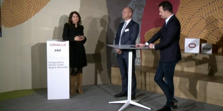 Karine Picard, la directrice d'Oracle France a présenté son nouveau data center aux côtés de Fabrice Coquio, le directeur d'Interxion France au centre et de Christophe Négrier, le vice-président technologie d'Oracle France (Crédit DR)