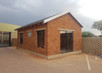 Messibat réalise beaucoup de maisons individuelles en terre crue en Afrique (Crédit DR)