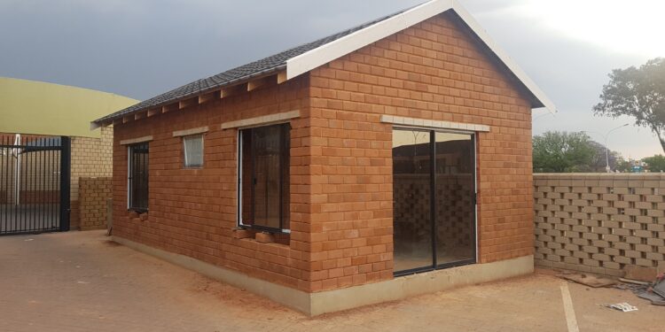 Messibat réalise beaucoup de maisons individuelles en terre crue en Afrique (Crédit DR)