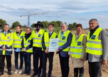 Benoît Mournet remet à Barjane la plaque France Relance après que la société a obtenu le label site industriel clé en main
