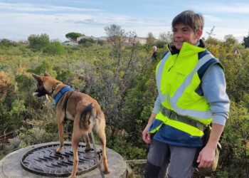 La société des eaux de Marseille fait appel à des cynotechniciens et à des chiens pour flairer les fuites d'eau chlorée (Crédit : Rémi Liogier)