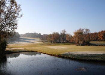C'est en amont que les eaux pluviales doivent s'infiltrer. Ci-dessus le golf de Rousset. Photo CA