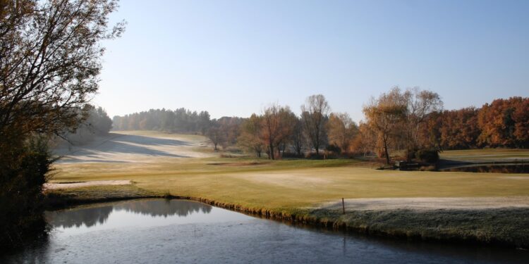 C'est en amont que les eaux pluviales doivent s'infiltrer. Ci-dessus le golf de Rousset. Photo CA