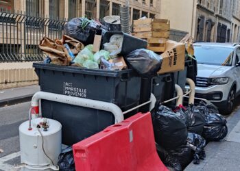 Après seulement quelques jours de grève, les poubelles débordent dans le centre-ville de Marseille