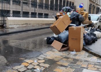 La grève des éboueurs se durcit à Marseille alors que la pluie fait son apparition