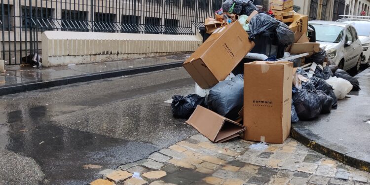 La grève des éboueurs se durcit à Marseille alors que la pluie fait son apparition
