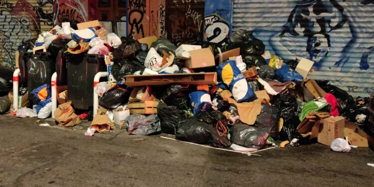 Proche de la place Jean Jaurès, trois semaines de grève ont vu naître de tas d'ordures