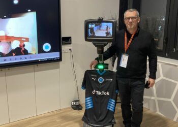 Frank Anjeaux à côté de son Ubbo au 5G Lab de l'Orange Vélodrome (Crédit DR)