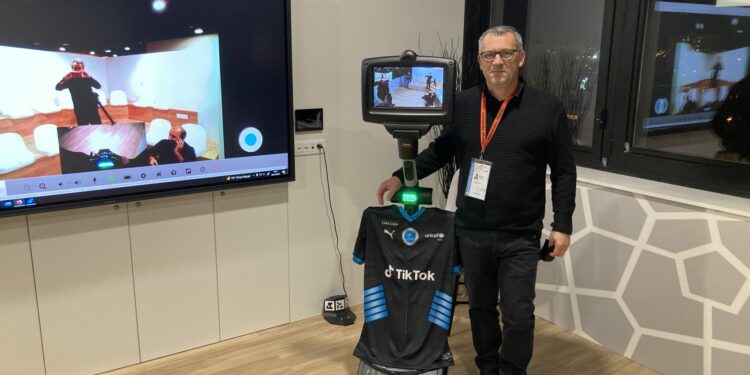 Frank Anjeaux à côté de son Ubbo au 5G Lab de l'Orange Vélodrome (Crédit DR)