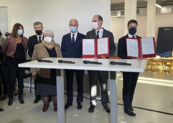Jean Castex signe le protocole pour acter l'aide de 400 millions de l'État