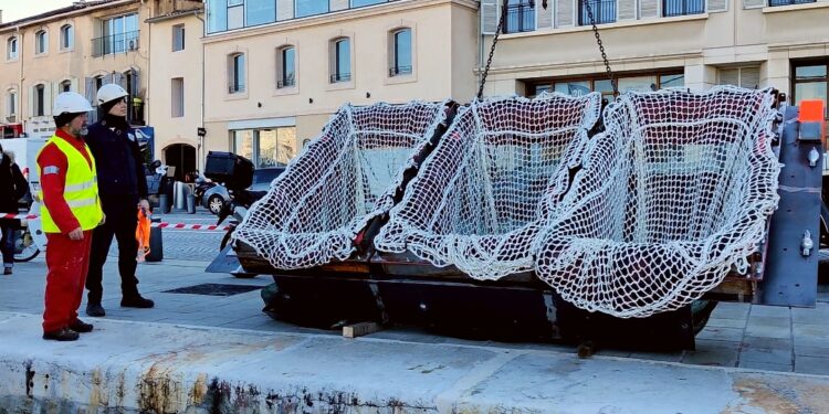 Installation du nouveau système D-Rain au niveau de l'exutoire de la Société nautique, sur le quai de la Rive neuve à Marseille (Crédit : Rémi Liogier)