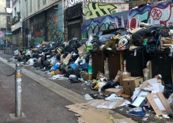 Le quartier du Cours Julien dans le cenre de Marseille croule sous les ordures, le 14 décembre 2021 (Crédit @sl_nathalie)