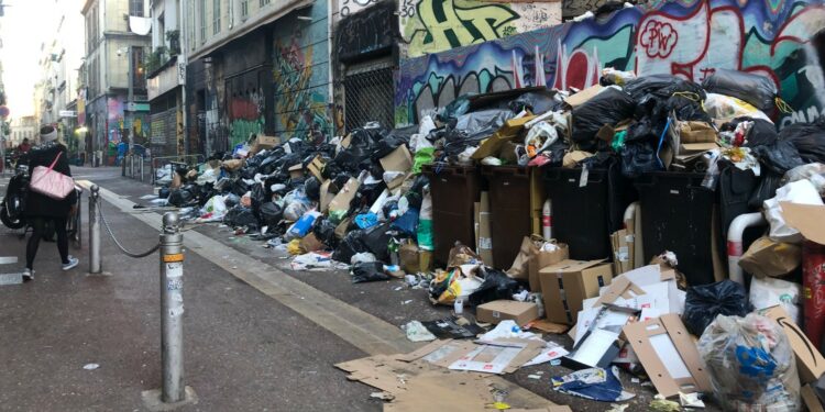 Le quartier du Cours Julien dans le cenre de Marseille croule sous les ordures, le 14 décembre 2021 (Crédit @sl_nathalie)
