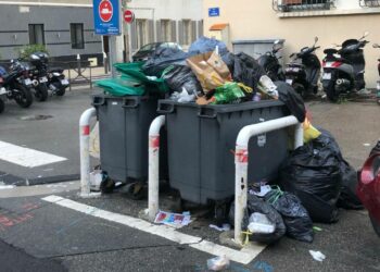 Les poubelles commencent à déborder rue Charras, aux Catalans, dans le 7e arrondissement de Marseille (Crédit Gomet'/JFE).