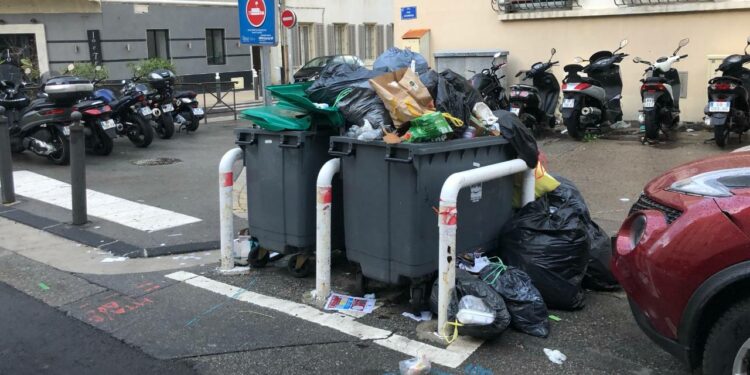 Les poubelles commencent à déborder rue Charras, aux Catalans, dans le 7e arrondissement de Marseille (Crédit Gomet'/JFE).