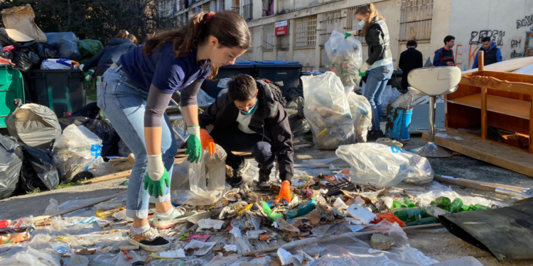 Les citoyens marseillais participent à des opérations de ramassage face à l'interruption de la collecte (crédit : Clean my calanques)