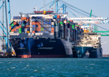 Le Gas Vitality (Total) avitaille le porte-conteneurs CMA CGM Bali dans le bassin d'Eurofos, vendredi 21 janvier (Crédit : JYD/Gomet')